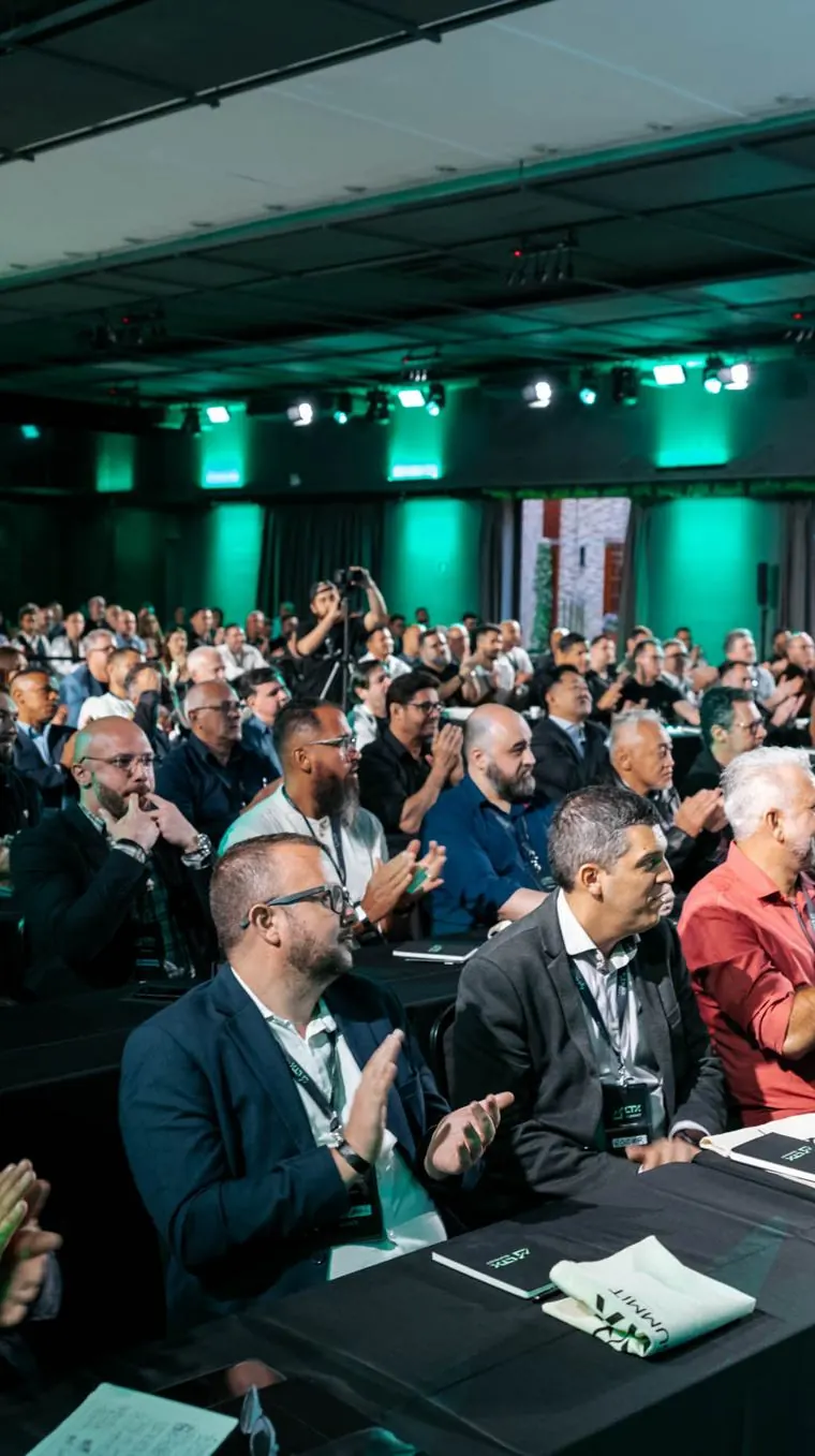 Plateia do LTX Summit aplaudindo