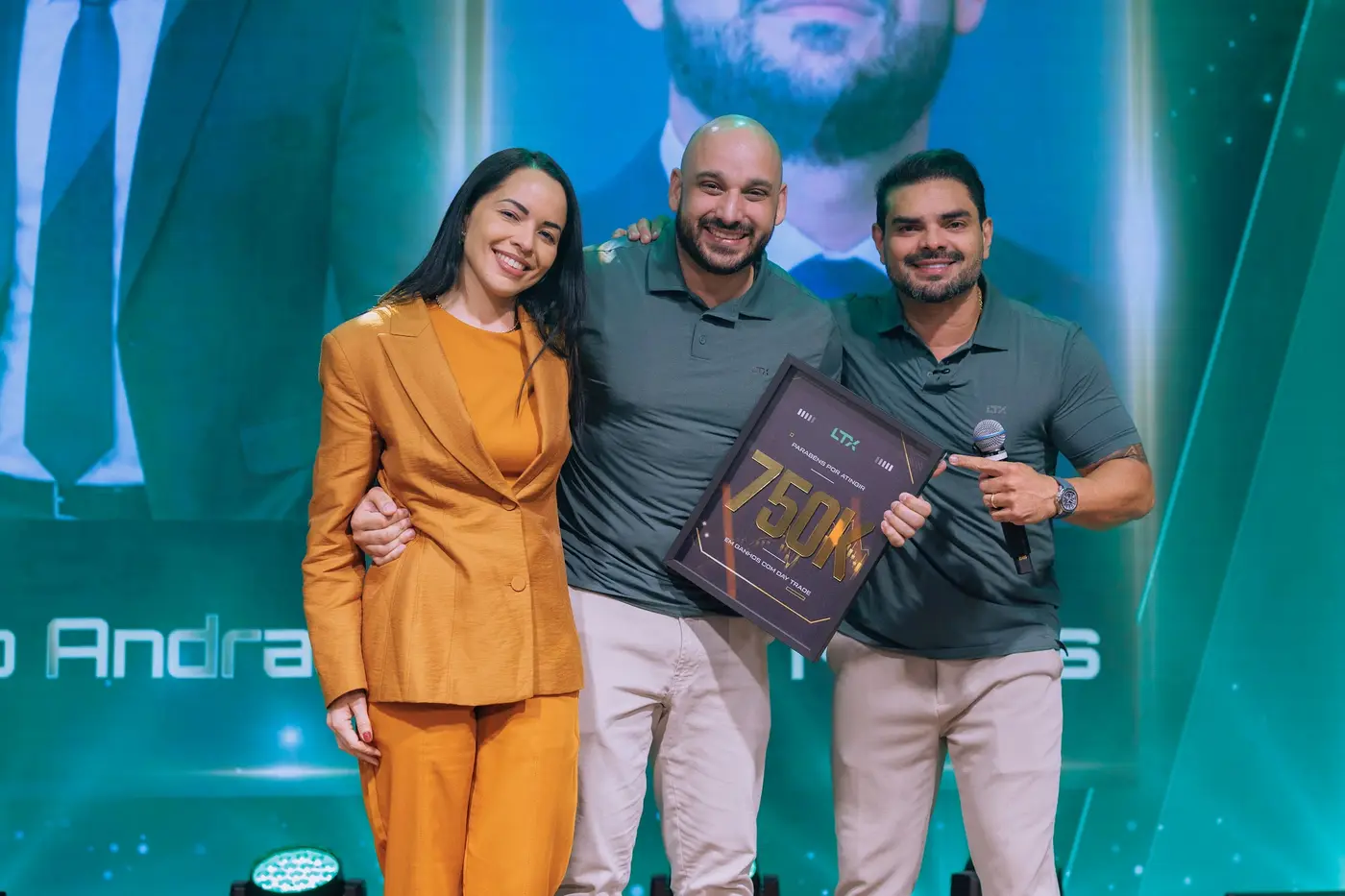 Trader de terno laranja com a placa de 750K