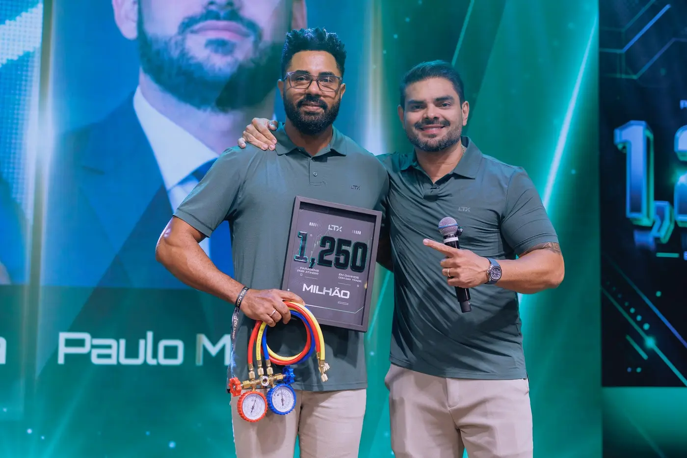 Trader com a placa de 1,25 milhão ao lado do mentor