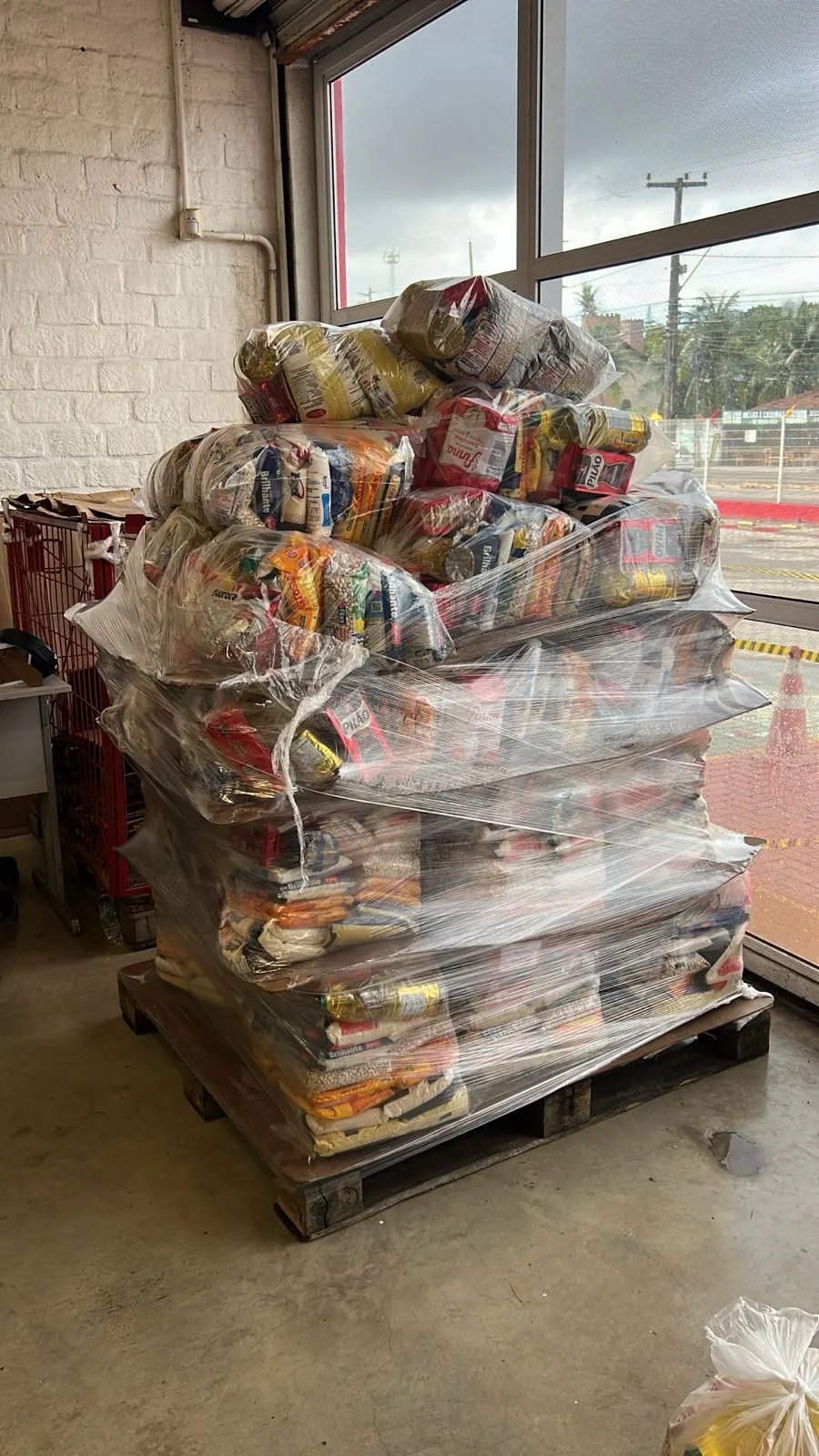 Pilha de cestas básicas prontas para a entrega