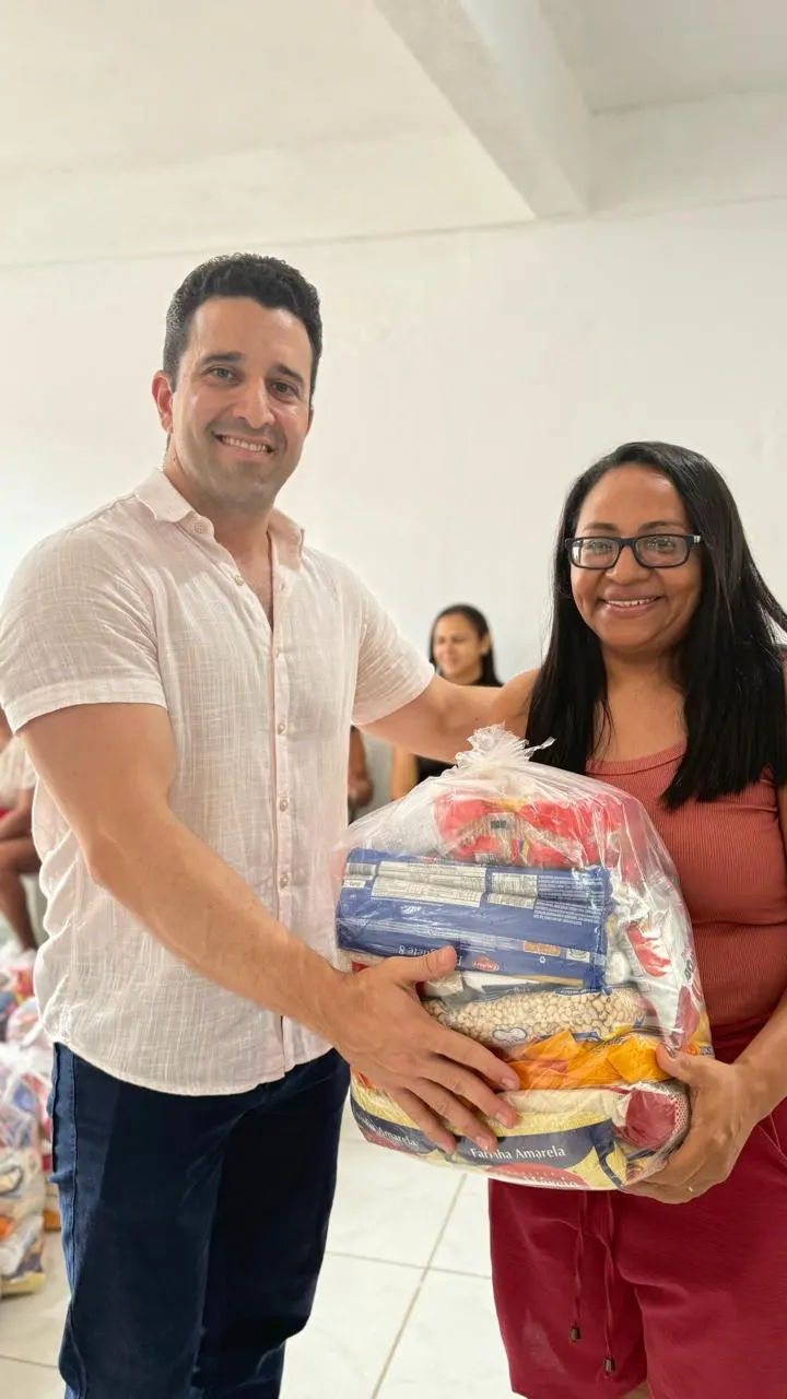 Voluntário da comunidade LTX na entrega das cestas