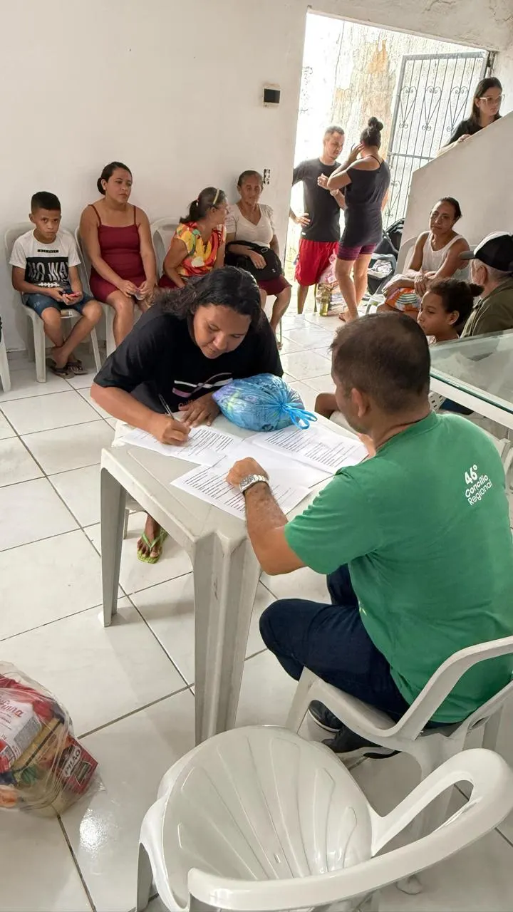 Famílias aguardando no salão enquanto o cadastro é feito