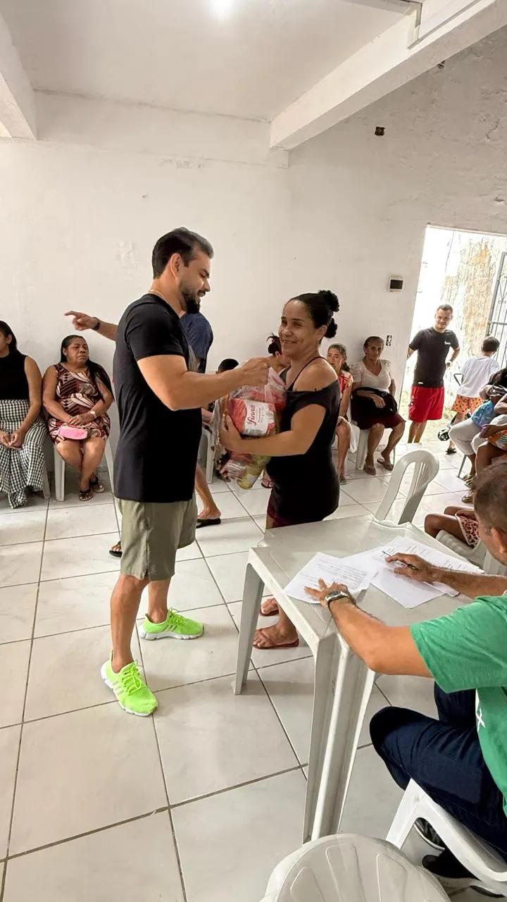 Entrega de cesta com o cadastro sendo feito ao lado