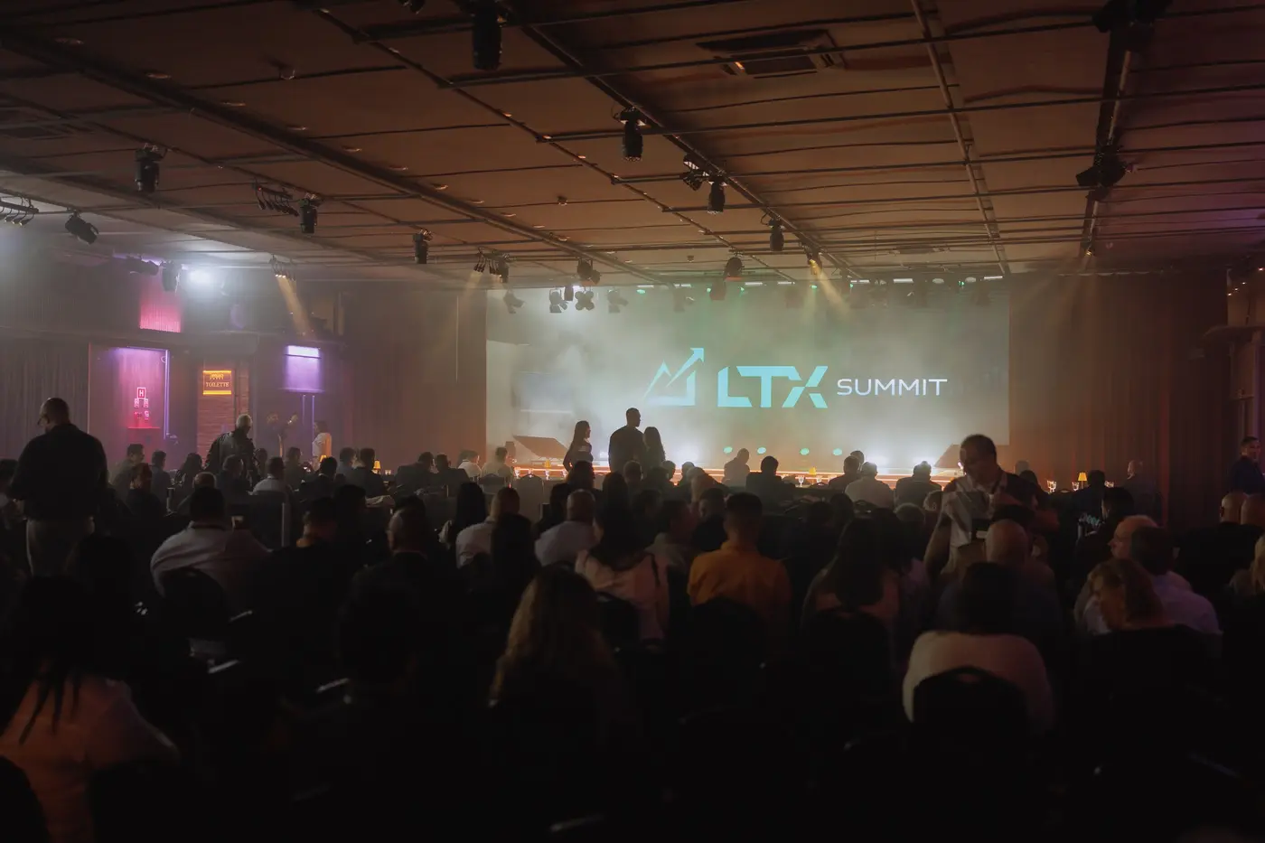 Plateia lotada diante do telão do LTX Summit na abertura
