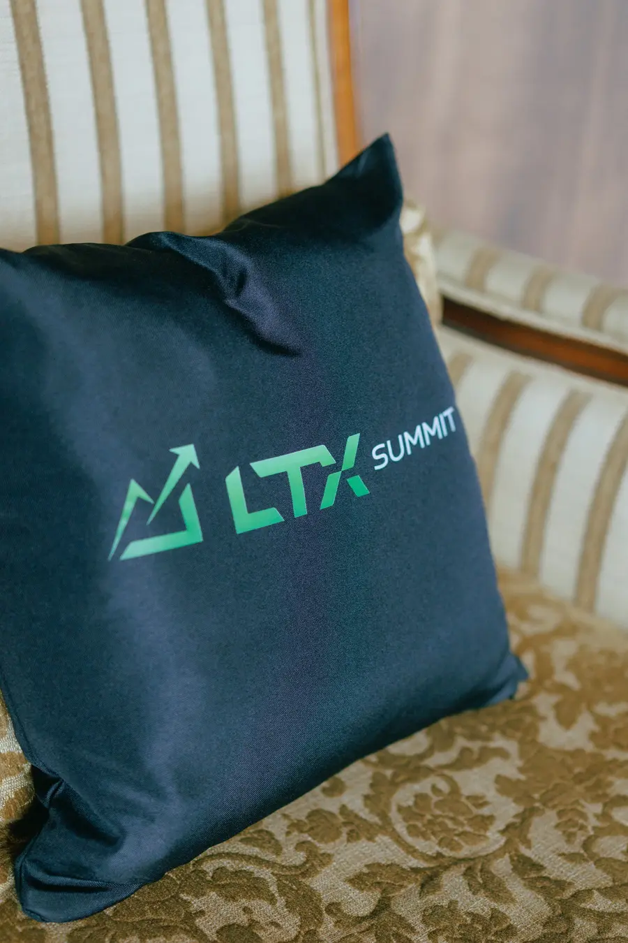 Almofada com o logo do LTX Summit