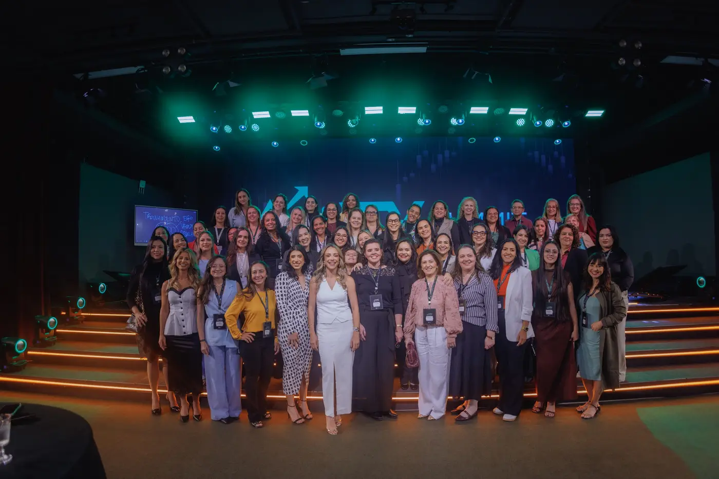 Grande grupo de mulheres reunidas no palco
